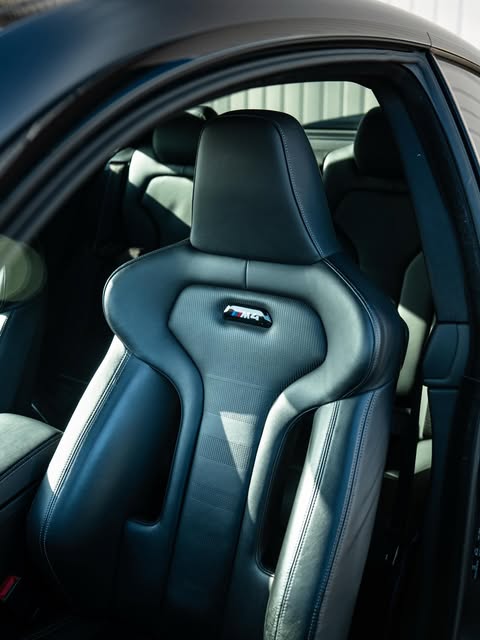 BMW M4 Competition in Mattgrau, Detailansicht der Seite