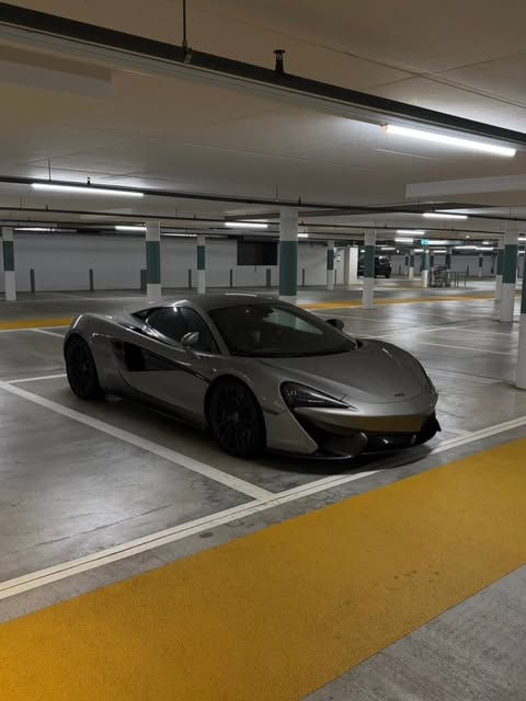McLaren 570S in Silber, Frontansicht von schräg vorn in einer Tiefgarage