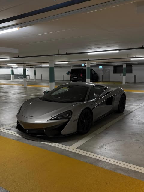 McLaren 570S in Silber, Seitenansicht in einer Tiefgarage