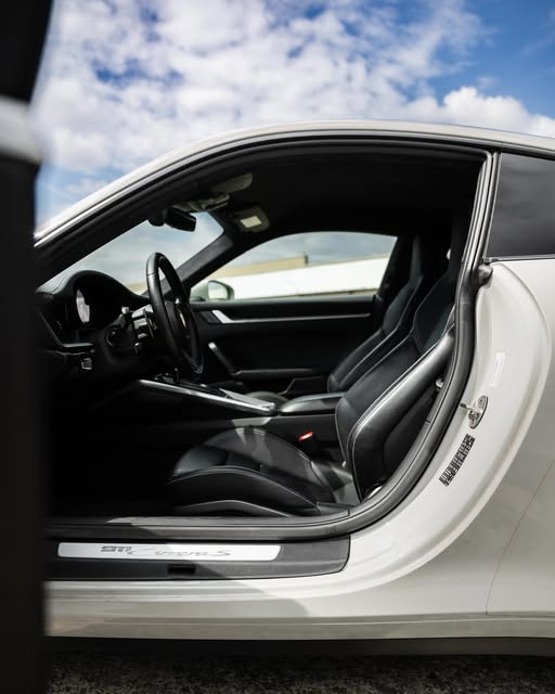 Offene Fahrertür des Porsche 911 mit Blick auf Sportsitze und Einstiegsleiste